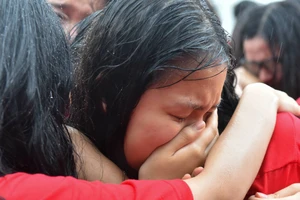 Nghẹn ngào dưới mưa trong lễ bế giảng