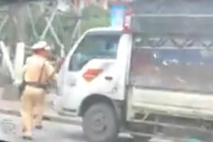Thực hư clip xe tải ép lùi CSGT để thoát thân