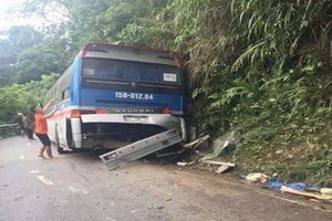 Xe chở hàng chục học sinh đi du lịch bị tai nạn