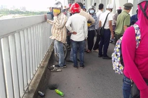 Thanh niên nghi uống thuốc diệt cỏ rồi nhảy sông Hồng