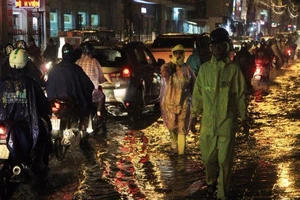 Phố Hà Nội lại hóa thành sông sau trận mưa rào