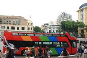 Cận cảnh xe buýt mui trần 2 tầng đầu tiên ở Hà Nội