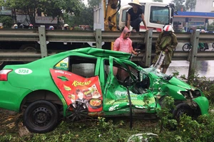 Băng qua đường tàu, taxi bị kéo lê 20 m