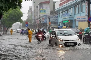 Hết ngập úng, giao thông ở Hà Nội trở lại bình thường