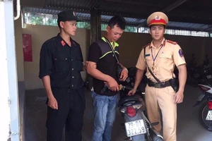 Đôi nam nữ mang súng tự chế đi 'săn bắt chó'