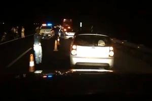 Băng ngang cao tốc, 1 người bị ô tô cán tử vong