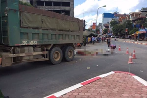 Va quẹt xe tải, 3 người trên xe máy tử vong