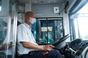 Chùm ảnh: Những chiếc xe buýt ở Hà Nội nổ máy sẵn sàng cho ngày hoạt động lại