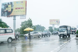 Hà Nội: Thiếu giấy xét nghiệm, gia đình 4 người phải quay đầu xe trên cao tốc