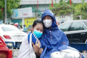 Hà Nội: Học sinh đầu và cuối cấp đến trường trở lại từ ngày 8-11