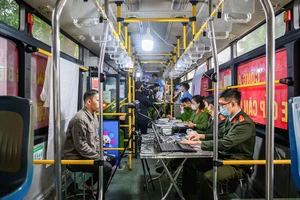 Công an làm CCCD cho công nhân trên xe buýt lưu động 