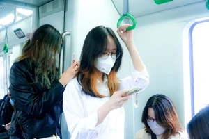 Hình ảnh ngày đầu tiên đường sắt Cát Linh - Hà Đông chính thức thu phí