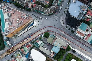 Hà Nội: Cận cảnh cầu vượt chữ C gần 150 tỉ đồng đang xây dựng 