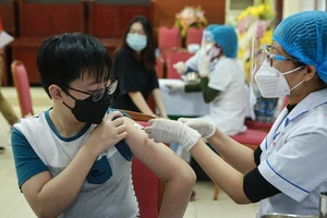 Chùm ảnh: Hà Nội tiêm phòng vaccine COVID-19 cho học sinh lớp 9