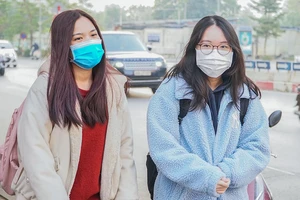 Hà Nội: Ngày đầu khối 12 đi học trở lại, học sinh tự mang theo nước uống 