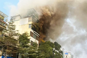 Cháy nhà 2 tầng nằm cạnh ngân hàng, nhiều người hoảng loạn 