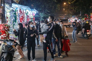 Hà Nội: Nhiều người bồng bế con nhỏ đổ về phố Hàng Mã đêm Noel