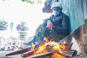 Rét buốt, người lao động Hà Nội nhóm lửa sưởi ấm bên đường