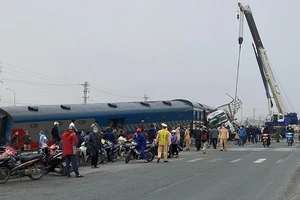 Hà Nam: Tàu đi từ TP HCM ra gặp nạn, hành khách phải đi đường bộ về Hà Nội