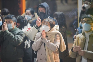 Hà Nội: Sau giao thừa người dân đổ xô đi lễ chùa cầu bình an