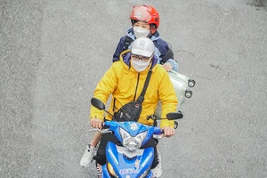 Người dân co ro trở lại Hà Nội sau kì nghỉ Tết