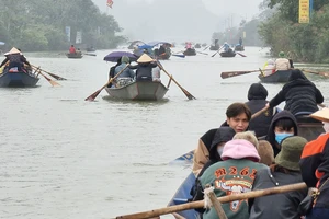 Ban quản lí chùa Hương lí giải việc bán vé đón khách trước một tuần
