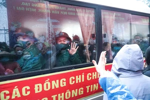 Hà Nội: Người thân đội mưa tiễn tân binh lên đường nhập ngũ