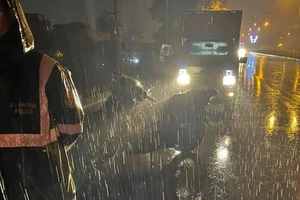 Hà Nội: Truy tìm xe bán tải tông 3 cô gái rồi bỏ chạy trong đêm