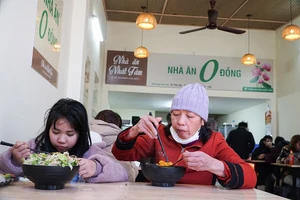 Hà Nội: Những suất cơm chay ấm tình người giữa mùa dịch
