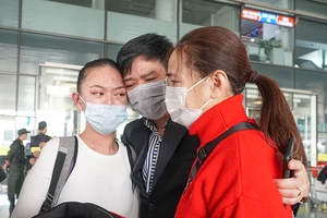 Giọt nước mắt của người Việt sống ở Ukraine khi về đến sân bay Nội Bài