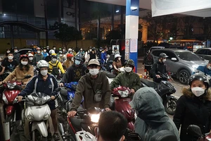 Hà Nội: Người dân ùn ùn đến cây xăng trong đêm trước kì điều hành mới