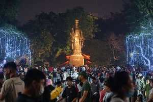 Nhiều người đến Phố đi bộ bờ hồ Hoàn Kiếm hưởng ứng Giờ Trái đất 2022