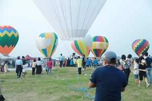 Bồng bế con nhỏ đi xem khinh khí cầu ở Hà Nội