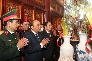 Chủ tịch nước Nguyễn Xuân Phúc dâng hương tưởng niệm các Vua Hùng