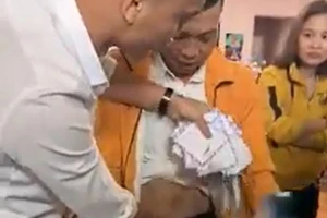 Người đàn ông trộm 42 phong bì mừng cưới giấu vào 'vùng kín'