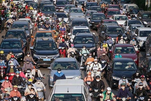 Ảnh: Người dân ùn ùn trở lại Thủ đô Hà Nội sau kỳ nghỉ lễ