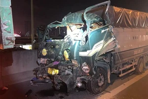 Cắt cabin xe tải giải cứu 3 người mắc kẹt sau cú tông vào ô tô khác