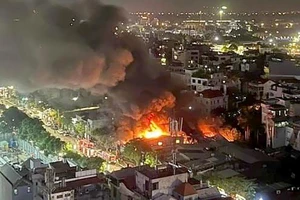 Cháy ngùn ngụt tại dãy nhà tạm ở Hà Nội