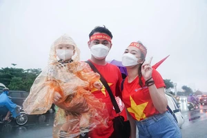 Cổ động viên đội mưa vào sân cổ vũ cho U23 Việt Nam "đại chiến" với U23 Thái Lan 