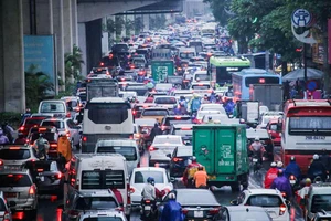 Mưa trái mùa, xe cộ ùn ứ hàng dài trên nhiều tuyến đường ở Hà Nội 