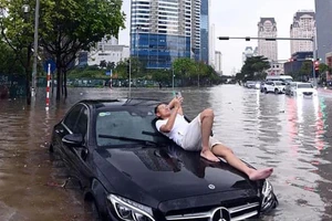 Người đàn ông gây "bão like" khi ung dung hưởng thụ cùng xế hộp giữa phố phường ngập nước 