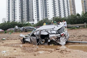 Xe ô tô 'nát bươm' sau cú va chạm giao thông trên đại lộ