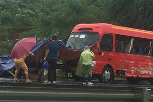 Ô tô khách và xe giường nằm va chạm trên cao tốc