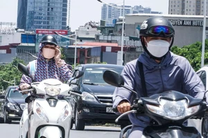 Chùm ảnh: Người dân Hà Nội chống chọi với nắng nóng gay gắt