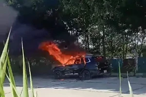 Ô tô bốc cháy ngùn ngụt, 1 người tử vong