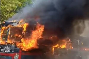 Xe khách bốc cháy dữ dội, nhiều hành khách tháo chạy