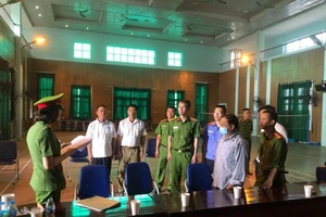 Khởi tố Bí thư chi bộ và Trưởng thôn bán đất trái thẩm quyền