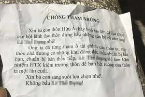 Rải tờ rơi trong bầu cử trưởng thôn ở Bắc Ninh