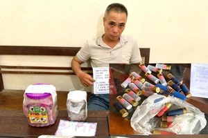 Khám xét nơi ở nghi can tàng trữ ma túy, phát hiện súng và 99 viên đạn