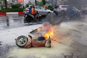 Xe máy đang chạy bốc cháy dữ dội trên đường phố ở Hà Nội